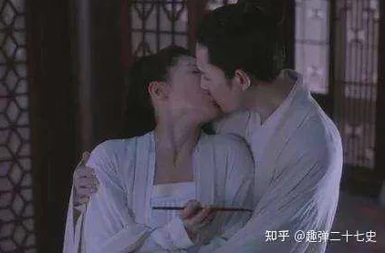 脱呐衣裸身吻胸床戏引发热议，网友直呼“太大胆”，背后故事令人震惊！